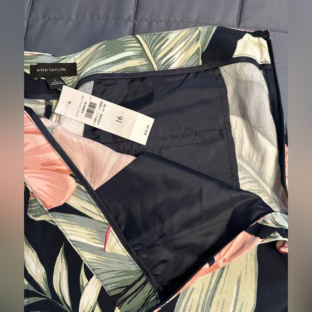 NWT Floral Ann Taylor shorts, size 16. - Picture 2 of 2